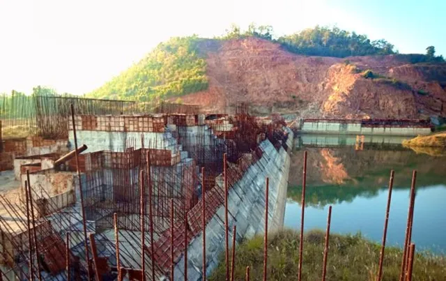 ଗାଁକୁ ମାଡ଼ିଯିବ ପାଣି, କିନ୍ତୁ କ୍ଷତିପୂରଣ ଅଧୁରା; କାହା ସ୍ବାର୍ଥ ପାଇଁ ୨୫ ଗୁଣ ବଜେଟ୍‌ ବଢ଼ିଲା