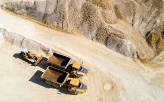 ଲଘୁ ଖଣିଜଦ୍ରବ୍ୟ ଚୋରାଚାଲାଣ: ବିଭିନ୍ନ ସ୍ଥାନରେ ଚଢ଼ଉ ୧୦ ଗିରଫ, ୧୦ ଗାଡ଼ି ଜବତ 