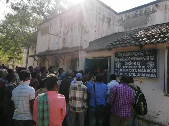 ନୂଆପଡ଼ା : ଯୋଗାଣ ଅଫିସରେ ତଲା ପକାଇ ସିଏସଓଙ୍କୁ ଗୋଡ଼ାଇଲେ ଚାଷୀ