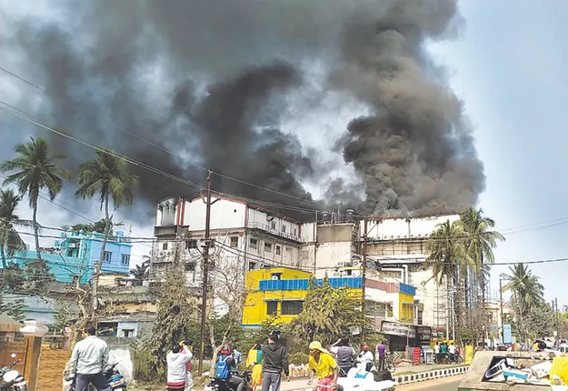 ସନ୍‌ ହସ୍‌ପିଟାଲ୍‌ରେ ଅଗ୍ନିକାଣ୍ତ; ୭ ଦମକଳ ଗାଡ଼ି, ୬୦ କର୍ମଚାରୀ ୩ଘଣ୍ଟା ନୟାନ୍ତ