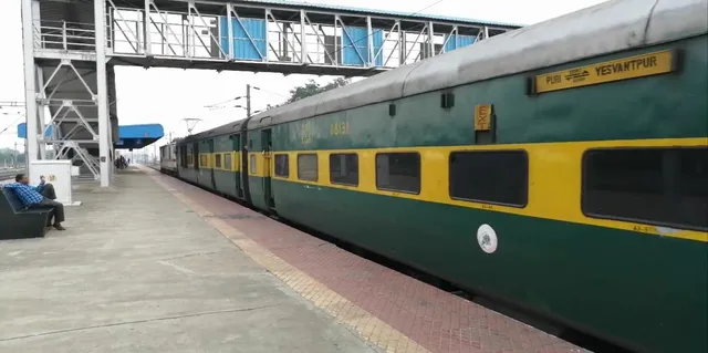 ବାତ୍ୟାକୁ ଦୃଷ୍ଟିରେ ରଖି ୨୫ଟି ଟ୍ରେନ ବାତିଲ କଲା ପୂର୍ବ ରେଳପଥ