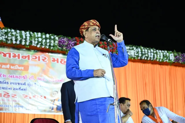 ଭାଷଣ ଦେବାବେଳେ ମଞ୍ଚରେ ଖସିପଡ଼ିଲେ ଗୁଜୁରାଟ ମୁଖ୍ୟମନ୍ତ୍ରୀ ବିଜୟ ରୁପାନି, ଡାକ୍ତରଖାନାରେ ଭର୍ତ୍ତି