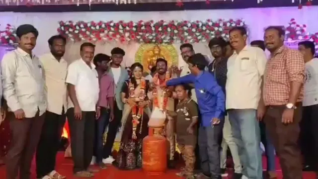 ବିବାହ ଉପହାରରେ ଦମ୍ପତିଙ୍କୁ ମିଳିଲା ଏଲ୍‌ପିଜି ଗ୍ୟାସ, ପେଟ୍ରୋଲ ଓ ପିଆଜ