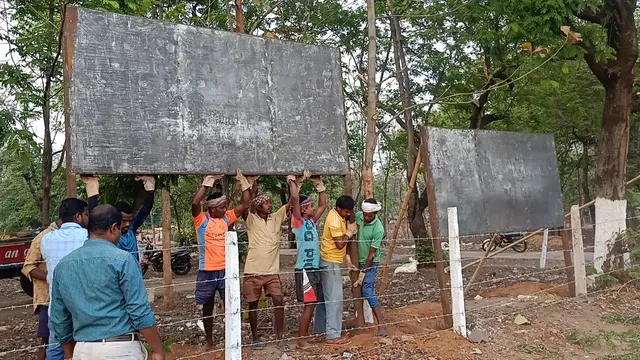 ତ୍ରୁଟି ଲୁଚାଇବାକୁ ଉଦ୍ୟମ ! ରାଷ୍ଟ୍ରପତିଙ୍କ ଦୃଷ୍ଟିରୁ ଦୂରେଇ ରଖିବାକୁ ବସ୍ତି ସମ୍ମୁଖରେ ବୋର୍ଡ ଲଗାଯାଉଛି