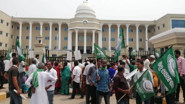 ନୟାପଲ୍ଲୀରେ ଘରେ ପଶି ମରଣାନ୍ତକ ଆକ୍ରମଣ ଘଟଣାରେ ଜଡ଼ିତ ଶାରଦା ପ୍ରଧାନଙ୍କ ଗିରଫ ଦାବିରେ ବିଜେଡିର ବିକ୍ଷୋଭ