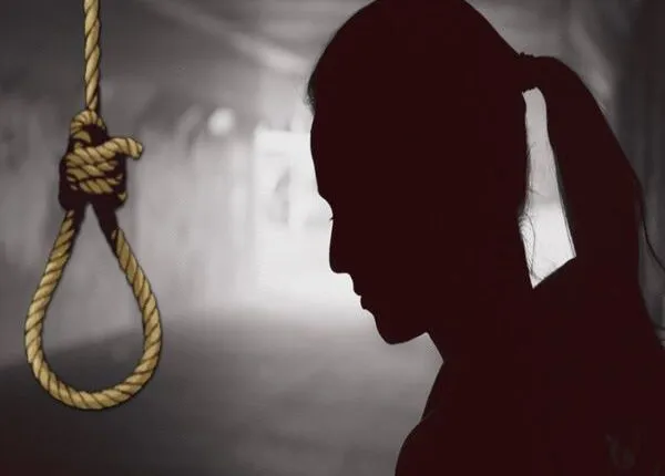 ବେକରେ ଓଢ଼ଣି ବାନ୍ଧି ଯୁବତୀଙ୍କ ଆତ୍ମହତ୍ୟା