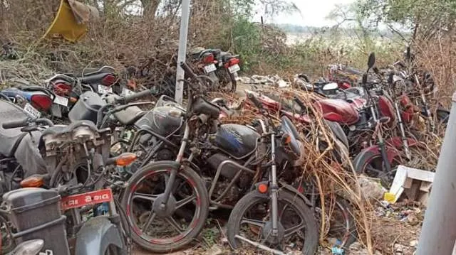 ମନମୁଣ୍ଡା ଥାନା ପରିସରରେ ଖତ ଖାଉଛି ଶହ ଶହ ଜବତ ଗାଡ଼ି 