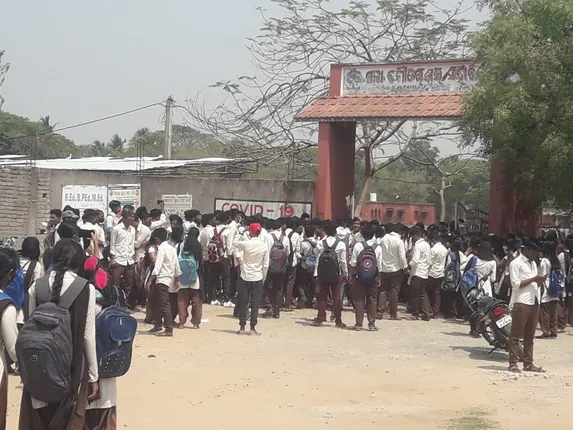 ଫି ବୃଦ୍ଧିକୁ ନେଇ ଉତ୍ତେଜନା, କଲେଜ ମୁଖ୍ୟଫାଟକରେ ତାଲା