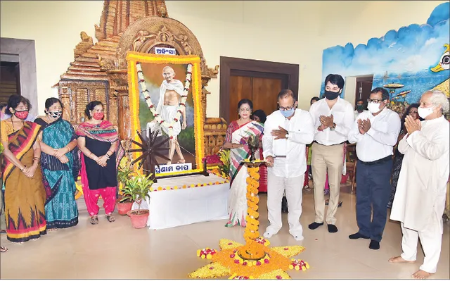 ରାମଧୁନ୍‌ରେ ଗୁଞ୍ଜରିତ ହେଲା ରାଜ୍ୟ ସଂଗ୍ରହାଳୟ, ଏକା ସଙ୍ଗେ ୩୦ ଜିଲ୍ଲାରେ ମଞ୍ଚସ୍ଥ ହେଲା ‘ଗାନ୍ଧୀଙ୍କ ଓଡ଼ିଶା’