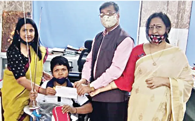 ‘ସମ୍ବାଦ’ ପ୍ରଭାବ: ପୂଜାସ୍ବିନୀ ପାଇଲେ ଫେନ୍ସିଂ କିଟ୍‌, ରୋଟାରି କ୍ଲବ୍ ମିଡୋସ୍ ପକ୍ଷରୁ ମିଳିଲା ସହାୟତା