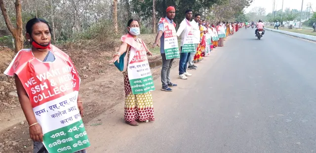 ଏମ୍‌ସ ସୁପର ସ୍ପେସିଆଲିଟି ହସ୍ପିଟାଲ, ମେଡିକାଲ କଲେଜ ଦାବିରେ ମାନବ ଶୃଙ୍ଖଳ, ଦେଖନ୍ତୁ ଭିଡିଓ