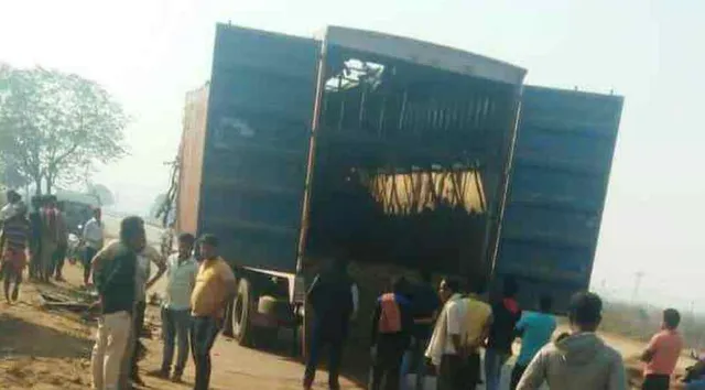 ବେଆଇନ ଗୋରୁ ବୋଝେଇ କଣ୍ଟେନର୍‌ ଓ ହାଇୱା ମୁହାଁମୁହିଁ, ୫ ଗୋରୁ ମୃତ  