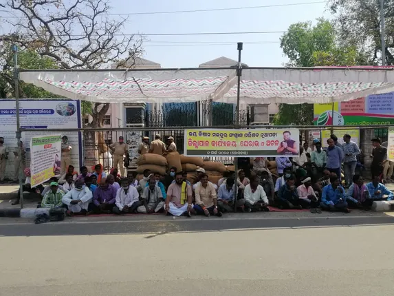 ନୂଆପଡ଼ା ଜିଲ୍ଲାପାଳଙ୍କ ଅଫିସ ସମ୍ମୁଖରେ ଧାନବସ୍ତା ରଖି ଧାରଣାରେ ବସିଲେ ଚାଷୀ