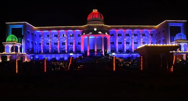 ଉତ୍କଳ ଦିବସ ପୂର୍ବରୁ ରଂଗୀନ ଆଲୋକମାଳାରେ ଝଲସୁଛି କମିସନରେଟ୍‌ ପୁଲିସର କାର୍ଯ୍ୟାଳୟ। (ଫଟୋ: ବିଭୂତି, ଭୁବନେଶ୍ବର))