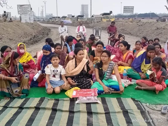 ଏନଟିପିସି ଡୁଲିଙ୍ଗା ଖଣି ବନ୍ଦ କଲେ ଵିସ୍ଥାପିତ: କୋଇଲା ଵୋଝେଇ ଟ୍ରେନ, ଟ୍ରକ ଅଟକ