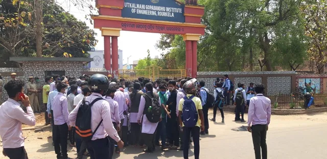 ଅଫଲାଇନ ପରୀକ୍ଷାକୁ ବିରୋଧ; କୋଭିଡ୍‌ ଟେଷ୍ଟ ଦାବିରେ ୟୁଜିଆଇ ଓ ଡିଏଭି ପଲିଟେକ୍ନି‌କରେ ଉତ୍ତେଜନା