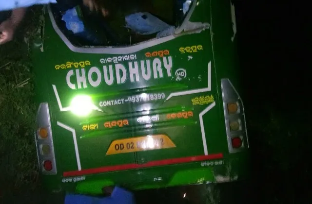 ଯାତ୍ରୀବାହୀ ବସ ଦୁର୍ଘଟଣାଗ୍ରସ୍ତ, ହେଲପର ମୃତ ଓ ୧୫ ଆହତ