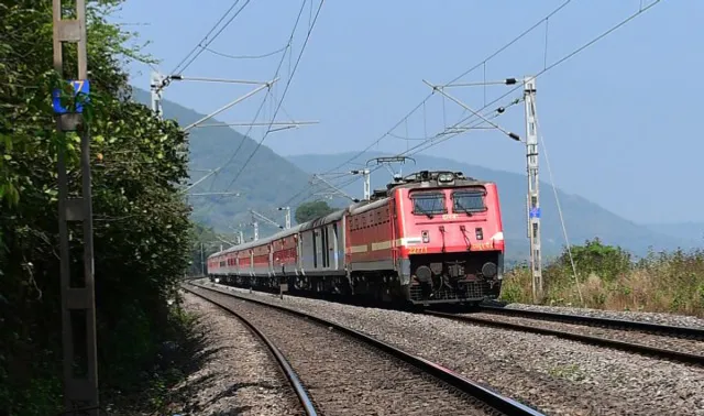 ବାତ୍ୟା ପାଇଁ ୨୬ ଟ୍ରେନ୍‌ ବାତିଲ୍‌