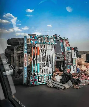 ପିଆଜ ବୋଝେଇ ଟ୍ରକ ଓଲଟି ପଡ଼ିବା ପରେ ଦେଖନ୍ତୁ କିଭଳି ଅଚିନ୍ତାରେ ଶୋଇକି ଫୋନରେ କଥା ହେଉଛନ୍ତି ଚାଳକ