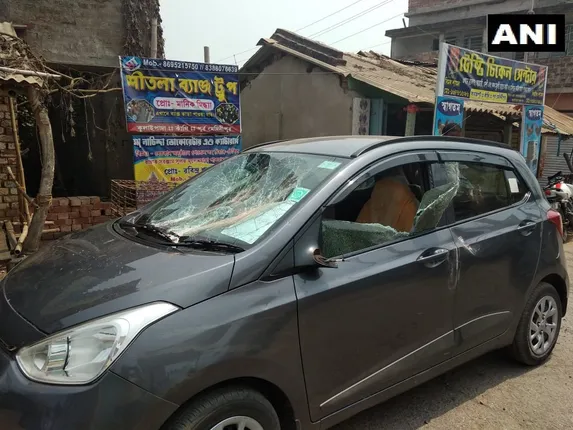 ମମତାଙ୍କ ବିପକ୍ଷରେ ଲଢ଼ୁଥିବା ଶୁଭେନ୍ଦୁଙ୍କ ଭାଇଙ୍କ କାର ଉପରେ ଆକ୍ରମଣ