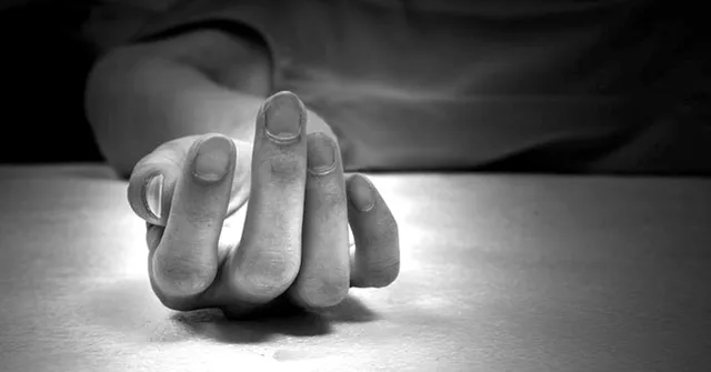 କଫିନରୁ ଝୁଲୁଥିବା ହାତ