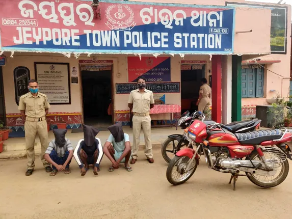 ମାଡ଼ମାରି ‌ଫୋନ-ପେ'ରୁ ଲୁଟିନେଲ ଟଙ୍କା, ଧରାପଡ଼ିଲେ ୩ ଅଭିଯୁକ୍ତ