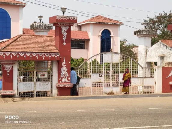 କରୋନା ଭୟ ନା ସମସ୍ୟା ସମାଧାନ ପାଇଁ ପଛଘୁଂଚା; ସାଧାରଣ ଲୋକଙ୍କ ପାଇଁ ଜିଲ୍ଲାପାଳ କାର୍ଯ୍ୟାଳୟ ମୁଖ୍ୟ ଫାଟକ ବନ୍ଦ