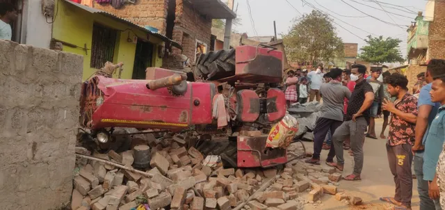 ବାଲି ବୋଝେଇ ଟ୍ରାକ୍ଟର ଦୁର୍ଘଟଣାଗ୍ରସ୍ତ; କଲେଜ ଛାତ୍ରୀ ମୃତ ଓ ଡ୍ରାଇଭର ଆହତ, ମେଡ଼ିକାଲରେ ଉତ୍ତେଜନା