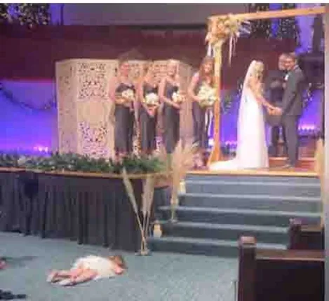 ମା’ଙ୍କ ଦ୍ବିତୀୟ ବିବାହକୁ ନେଇ ଖୁସି ନଥିବା ଝିଅ ଦେଖନ୍ତୁ କିପରି ମଣ୍ଡପରେ କାନ୍ଦିକାନ୍ଦି ଗଡ଼ି ଯାଉଛି