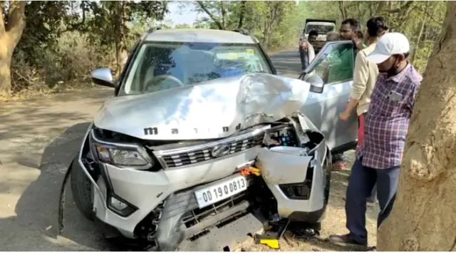 ଗଛରେ ପିଟି ହେଲା କାର  ବାପା ମୃତ, ପୁଅ ଗୁରୁତର