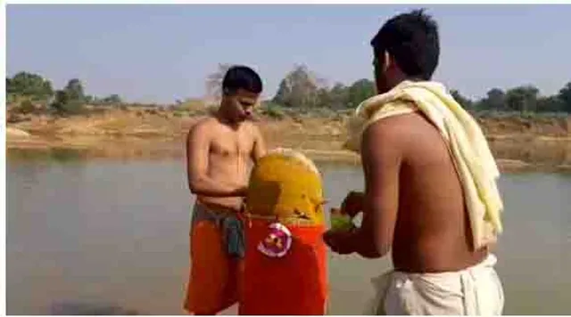 ସିଧେଶ୍ବରପୀଠରେ ବାଲି ଖୋଳୁ ଖୋଳୁ ବାହାରିଥିବା ମହାଦେବଙ୍କୁ ପୂଜାର୍ଚ୍ଚନା କଲେ ପୂଜକ