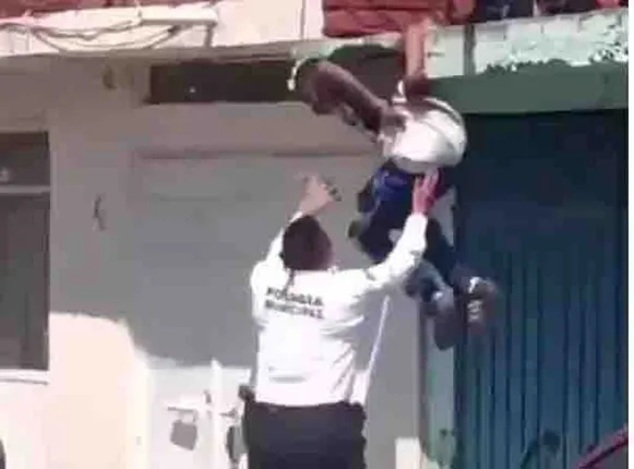 ‌ଚୋରି କରିବା ପାଇଁ ଯାଇଥିବା ବେଳେ ରେଲିଂରେ ଫସିଗଲା ଚୋରମୁଣ୍ଡ, ୩ଘଣ୍ଟା ପର୍ଯ୍ୟନ୍ତ ଝୁଲି ରହିଲା