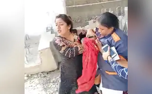 ମାସ୍କ ନପିନ୍ଧିଥିବାରୁ ଅଟକାଇଲେ ବିଏମ୍‌ସି ଅଧିକାରୀ, ଜରିମାନା ନ ଦେଇ ଓଲଟା ମୁଥ ମାରି ଭାଇରାଲ୍‌ ହେଲେ ମହିଳା