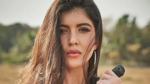 ବଲିଉଡ୍‌ରେ ଡେବ୍ୟୁ କରିବାକୁ ଯାଉଛନ୍ତି ସଞ୍ଜୟ କପୁରଙ୍କ ଝିଅ ସନୟା କପୁର, ସୂଚନା ଦେଲେ କରଣ ଜୋହର