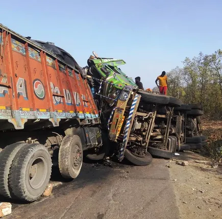 ଦୁଇ ଟ୍ରକ୍‌ ମୁହାଁମୁହିଁ ଧକ୍କା, ଚାଳକ ମୃତ 