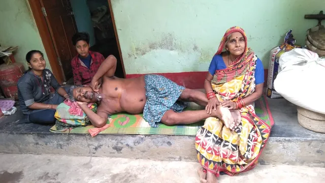 କର୍କଟ ପୀଡ଼ିତ ବାପାଙ୍କ ଚିକିତ୍ସା ପାଇଁ ରାଜମିସ୍ତ୍ରୀ କାମ କଲେ ଦୁଇ ଭଉଣୀ