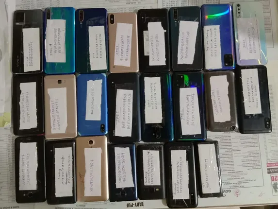 ୬୫୦୦ ଟଙ୍କା ସମେତ ବାଇକ୍‌ ଓ ୨୬ ଚୋରି ମୋବାଇଲ ଫୋନ ଜବତ, ଲୁଟେରା ଗିରଫ