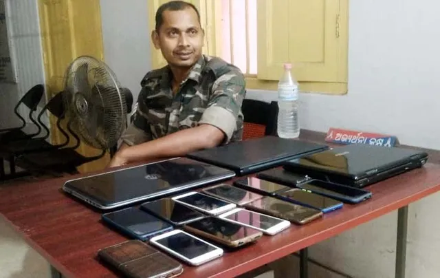 ପୁଲିସ ଜାଲରେ ଯାଯାବର ଲୁଟେରା ଗ୍ୟାଙ୍ଗ, ୧୩ ମୋବାଇଲ, ୩ ଲାପ୍‌ଟପ୍‌ ଜବତ