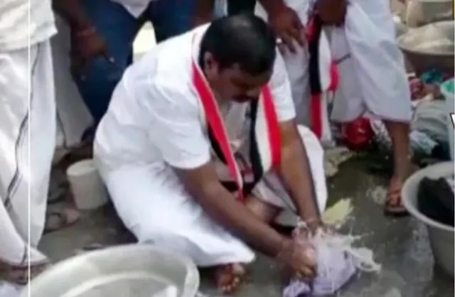 ଭୋଟରଙ୍କ ମନ ଜିତିବାକୁ ଲୁଗା ଧୋଇବା ସହ ଦୋସା ପ୍ରସ୍ତୁତ କଲେ ନେତା