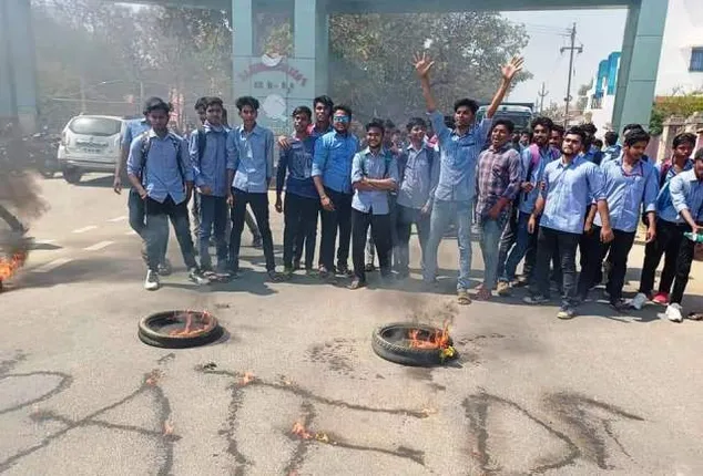 ରାଜେନ୍ଦ୍ର ବିଶ୍ବବିଦ୍ୟାଳୟରେ ସୁରକ୍ଷା ଦାବି : ଟାୟାର ଜାଳି ରାସ୍ତା ଅବରୋଧ କଲେ ଛାତ୍ରଛାତ୍ରୀ