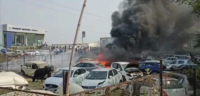 ବଲାଙ୍ଗୀର : ଜଳିଗଲା ପାର୍କିଂରେ ଥିବା ଦୁଇଟି କାର୍‌