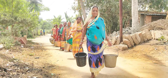 ଗାଁ ମୁଣ୍ଡରେ ବସୁଧା ପାଇପ୍, ପାଣି ପାଇଁ ଅଧ କିଲୋମିଟର ଦୌଡ଼