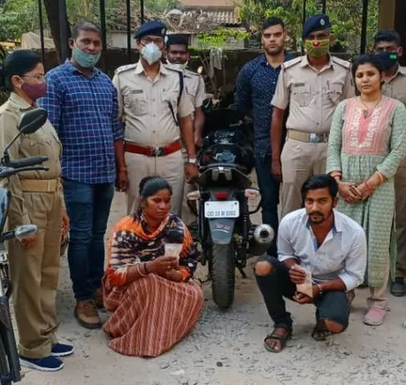 ୧୯ ଲକ୍ଷ ଟଙ୍କାର ବ୍ରାଉନ୍‌ସୁଗାର ଜବତ, ମହିଳା ବେପାରୀ ସହ ଚାଲାଣକାରୀ ଗିରଫ