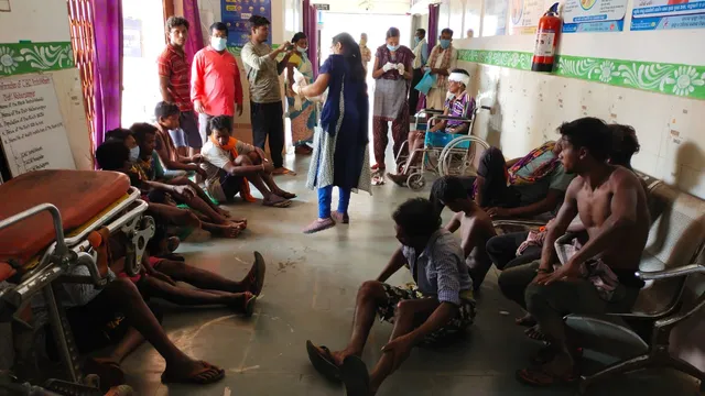 ଶ୍ରମିକଙ୍କୁ ନେଇ ଯାଉଥିବା ପିକ୍ଅପ୍‌ ଭ୍ୟାନ ଓଲଟି ୧୫ ଆହତ ,୫ ଗୁରୁତର