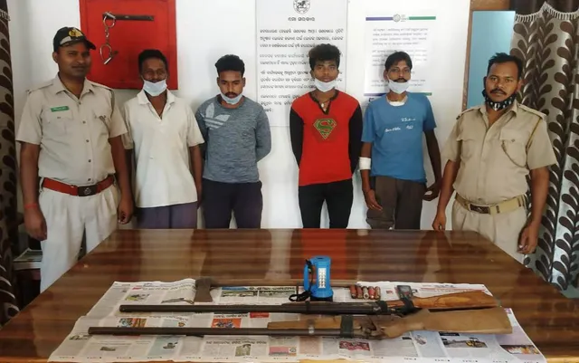 ୪ ଶିକାରୀ ଗିରଫ, ଦେଶୀ ବନ୍ଧୁକ ଓ ଅଫୁଟା ଗୁଳି ଜବତ