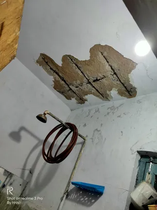 ଛାତରୁ ପ୍ଲାଷ୍ଟର ଖସି ଯୁବକଙ୍କ ମୁଣ୍ଡ ଫାଟିଲା