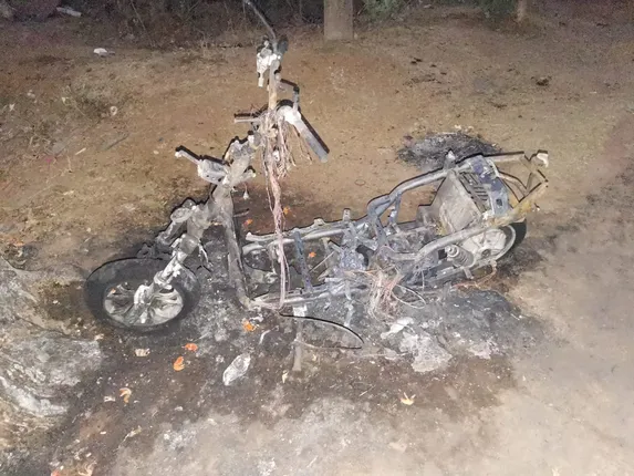 ଘର ସମ୍ମୁଖରେ ରଖାଯାଇଥିଲା ବ୍ୟାଟେରୀ ଚାଳିତ ଗାଡ଼ି, ହଠାତ୍‌ ଜଳିଗଲା