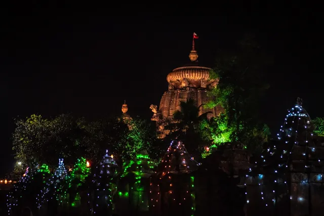 ମହାଶିବରାତ୍ରୀ ଅବସରରେ ସୁସଜ୍ଜିତ ଶ୍ରୀଲିଙ୍ଗରାଜ ମନ୍ଦିର।