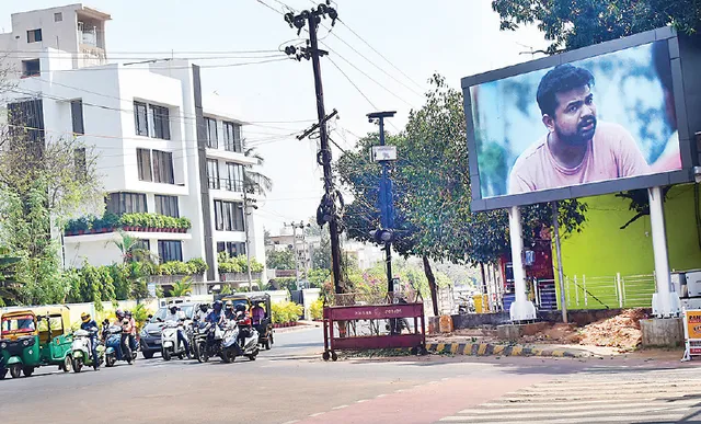 ଅଡୁଆ କରୁଛି ଏଲ୍‌ଇଡି ବିଜ୍ଞାପନ ବୋର୍ଡ, ପ୍ରବଳ ଶବ୍ଦରେ ଶୁଭୁନି ଭିଏଚ୍‌ଏଫ୍ ସୂଚନା