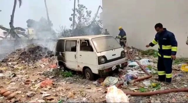 ଅଳିଆ ଗଦାରେ ନିଆଁ ଲାଗି କାର୍ ଜଳିଗଲା